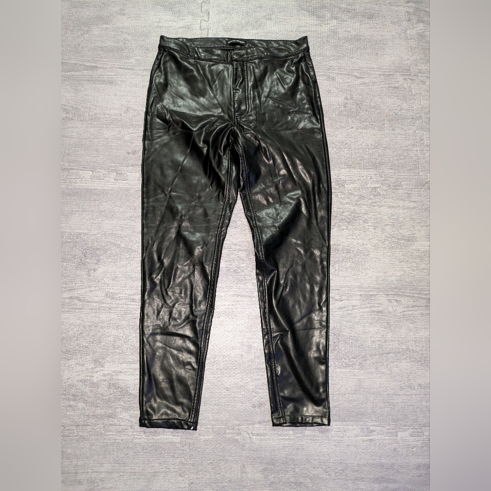 Ashley Mason Juniors Black Faux Leather skinny pants. EUC Size 11